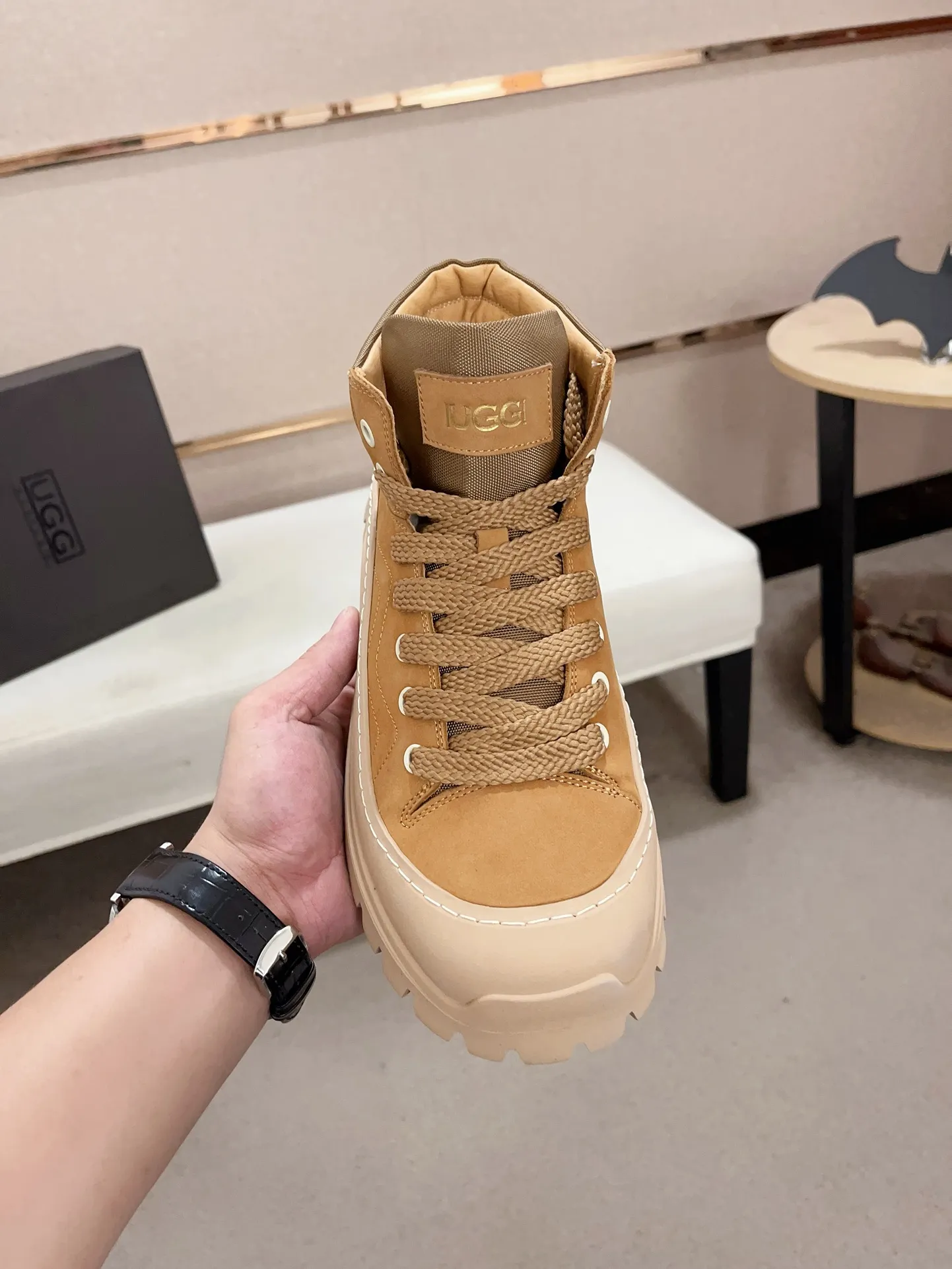 Factory Price: 390 Men's Men's Shoes 💰North American Men's Shoes Ugg ☃️In the special sale of new high-quality men's shoes and snow boots in autumn and winter, the nemesis of extreme cold weather! Made of cowhide leather, merino wool lining, and original outsole, whether driving, outdoor or daily wear, there is always one that suits you! Code number 39-44